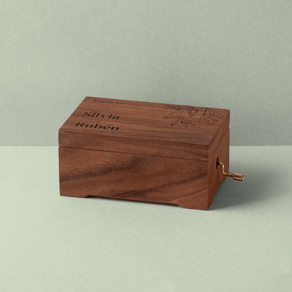 Caja de música mediana de madera de nogal Liérganes
