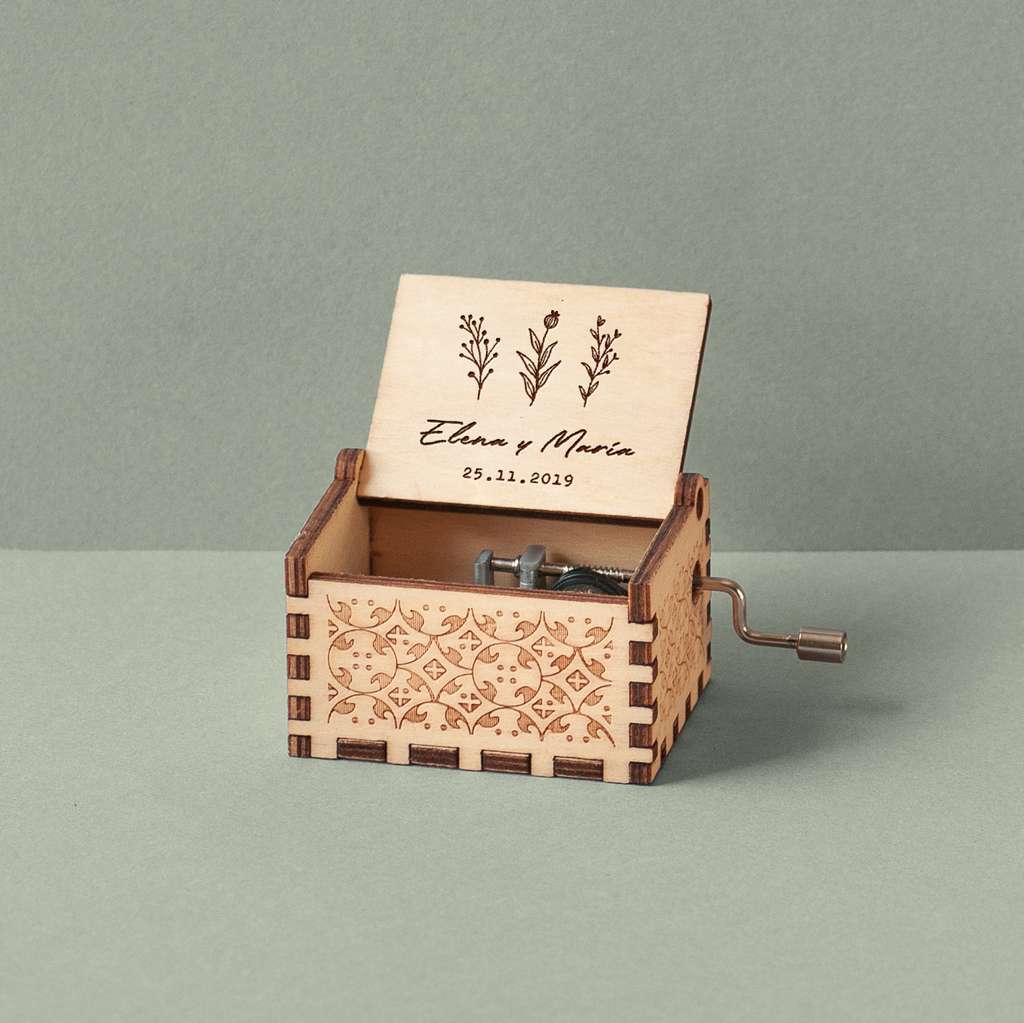 Caja musical de madera con tres flores
