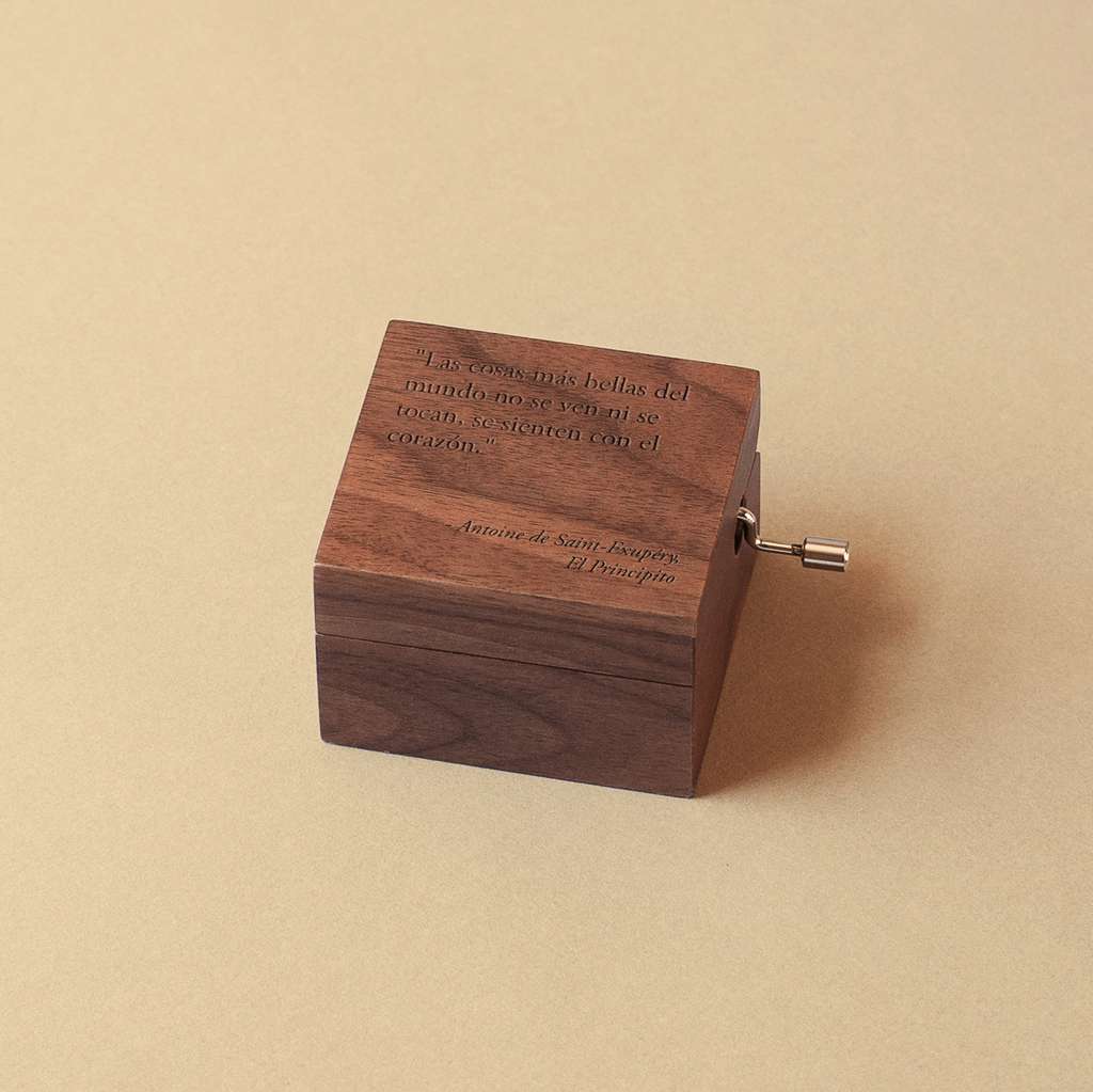 Caja de música pequeña de madera de nogal