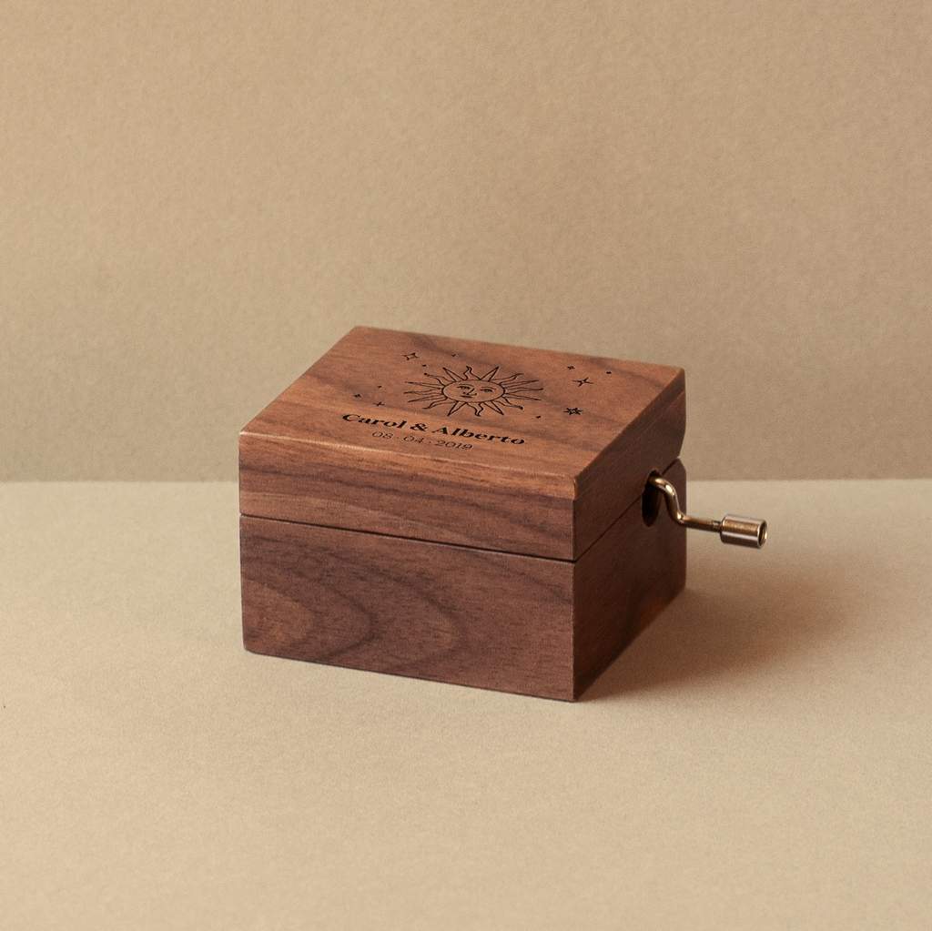 Caja musical de madera de nogal sol