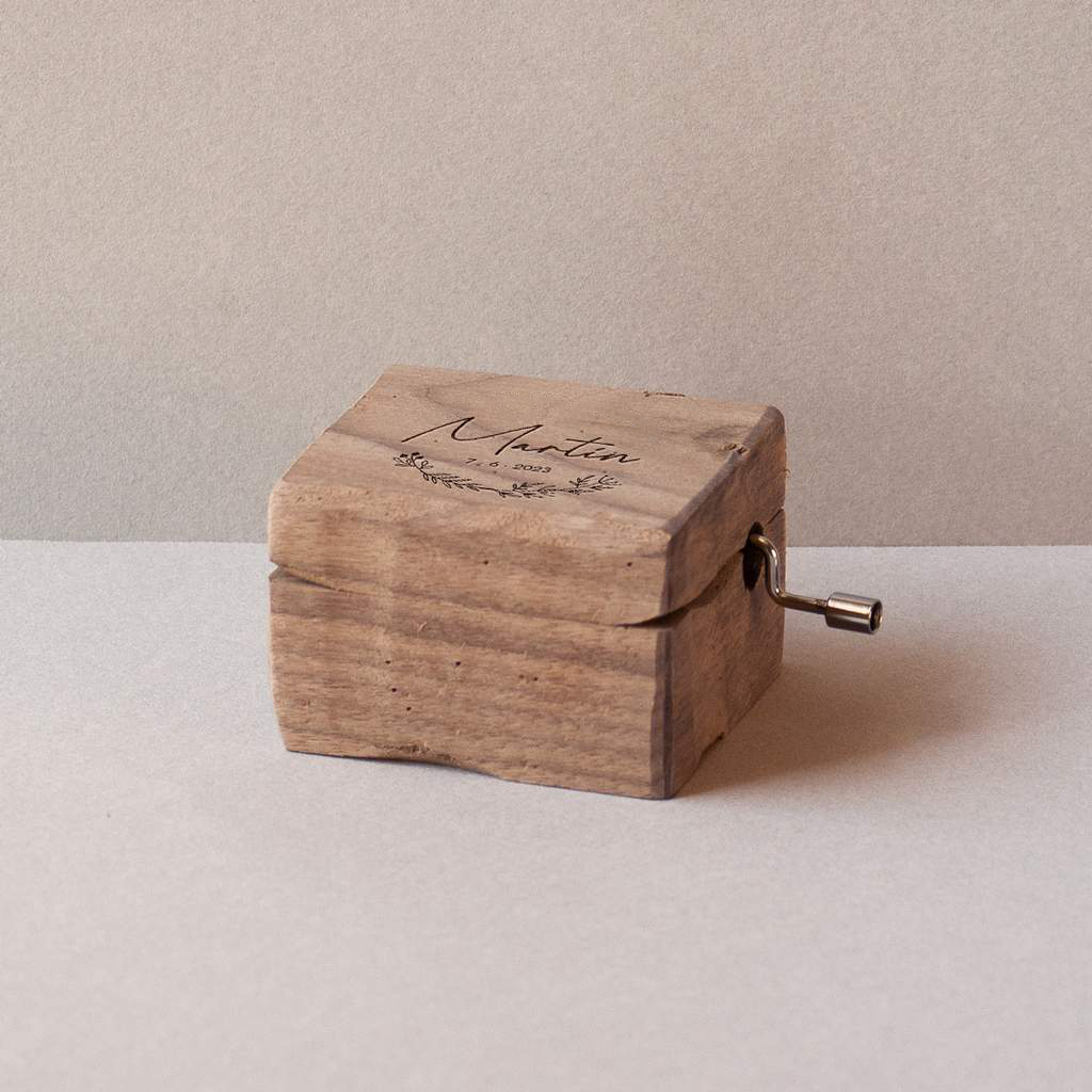 Caja de música pequeña de madera de nogal Blanca