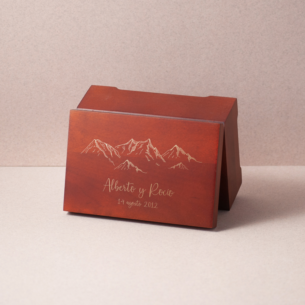 Caja de música mediana con montañas