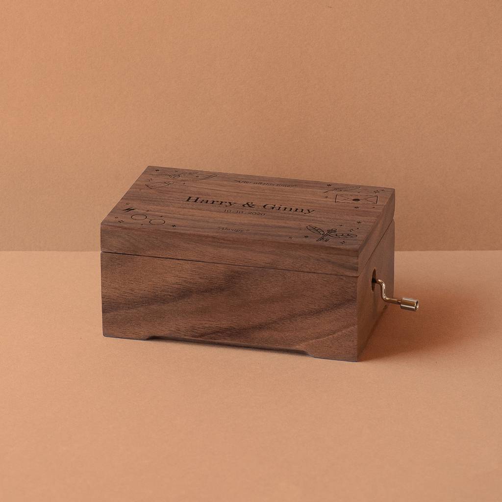 Caja de musica de madera de nogal Astros