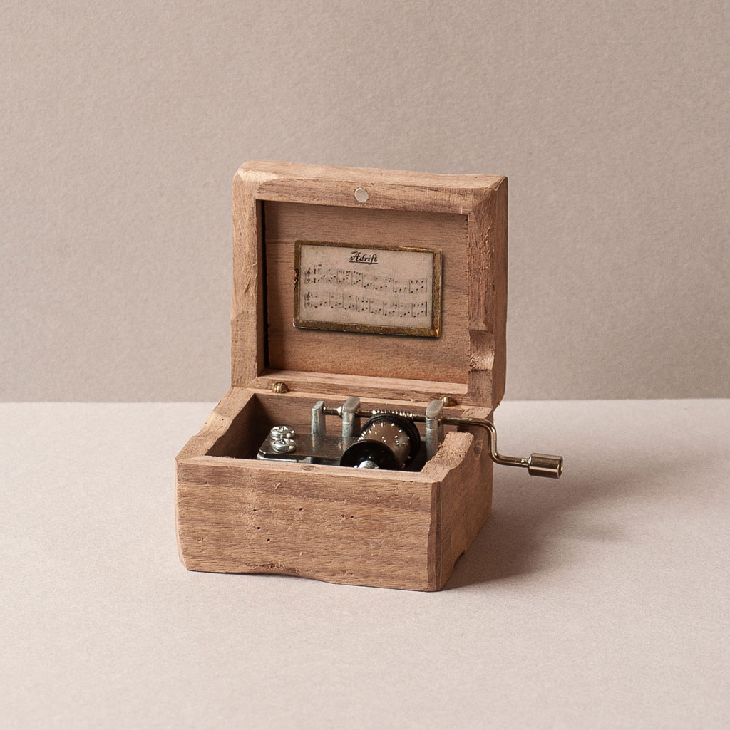 Caja de música pequeña de madera de nogal Bielsa