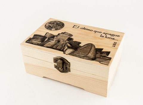 Caja de madera natural con imagen compleja